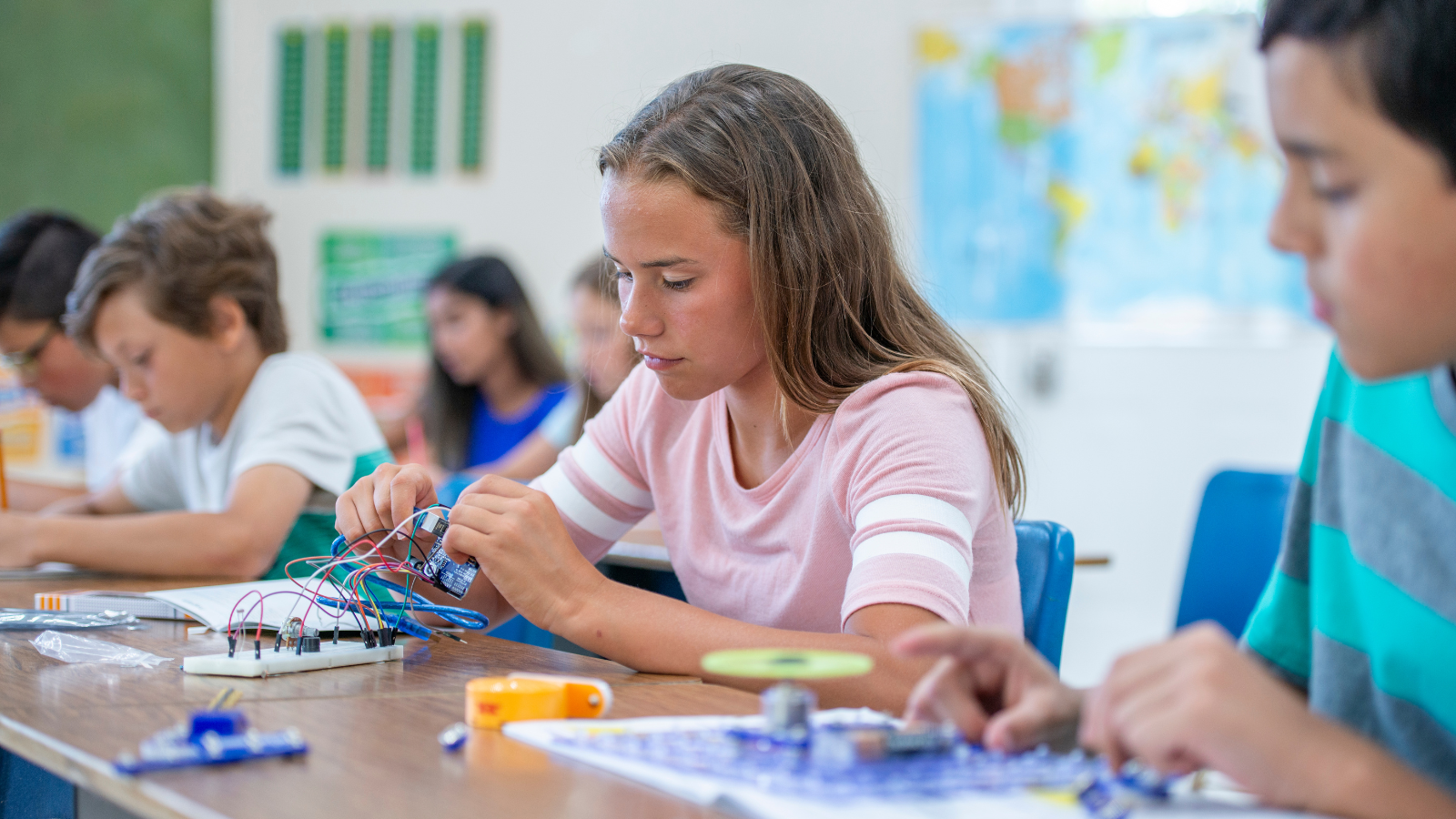 Middle school students participating in STEM education through project-based learning